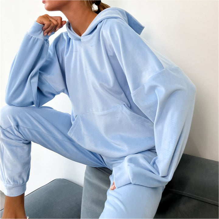 Kvinders stilfulde fleece loungewear sæt med hoodie og bredskårede bukser Skovae