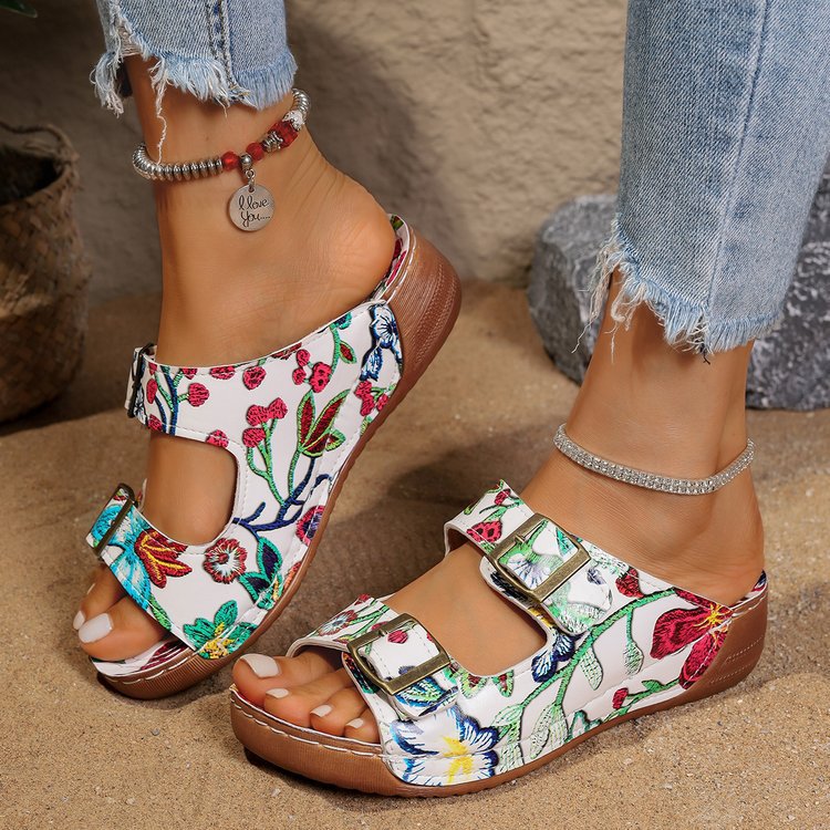 Dame Komfortable og modige sandaler med blomstret design og justerbare remme Stilla