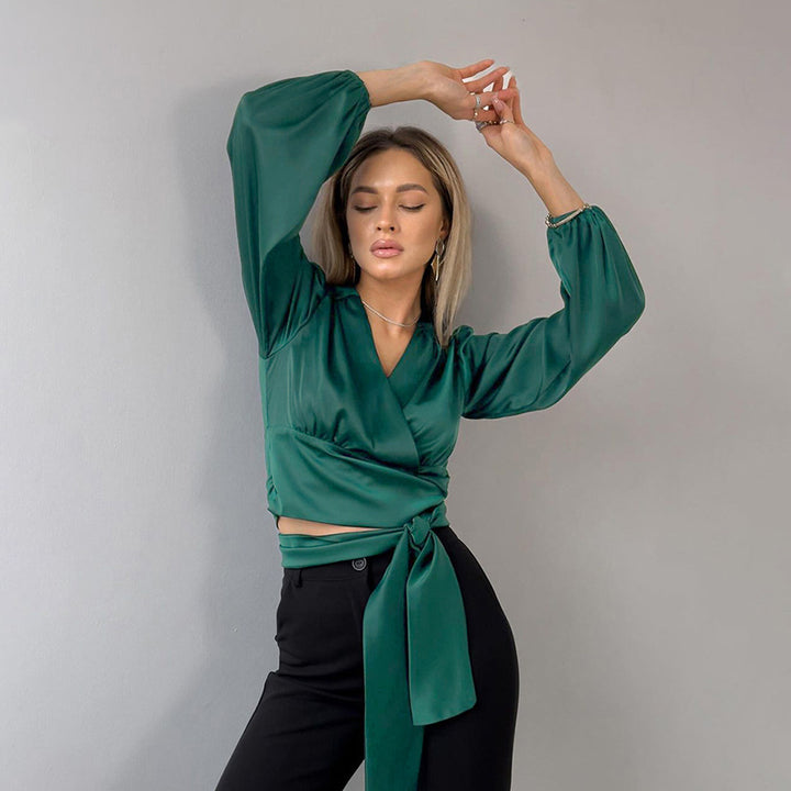 Dame indpakningsbluse i luksuriøs satin med volumeærmer og elegant lukning Stilla
