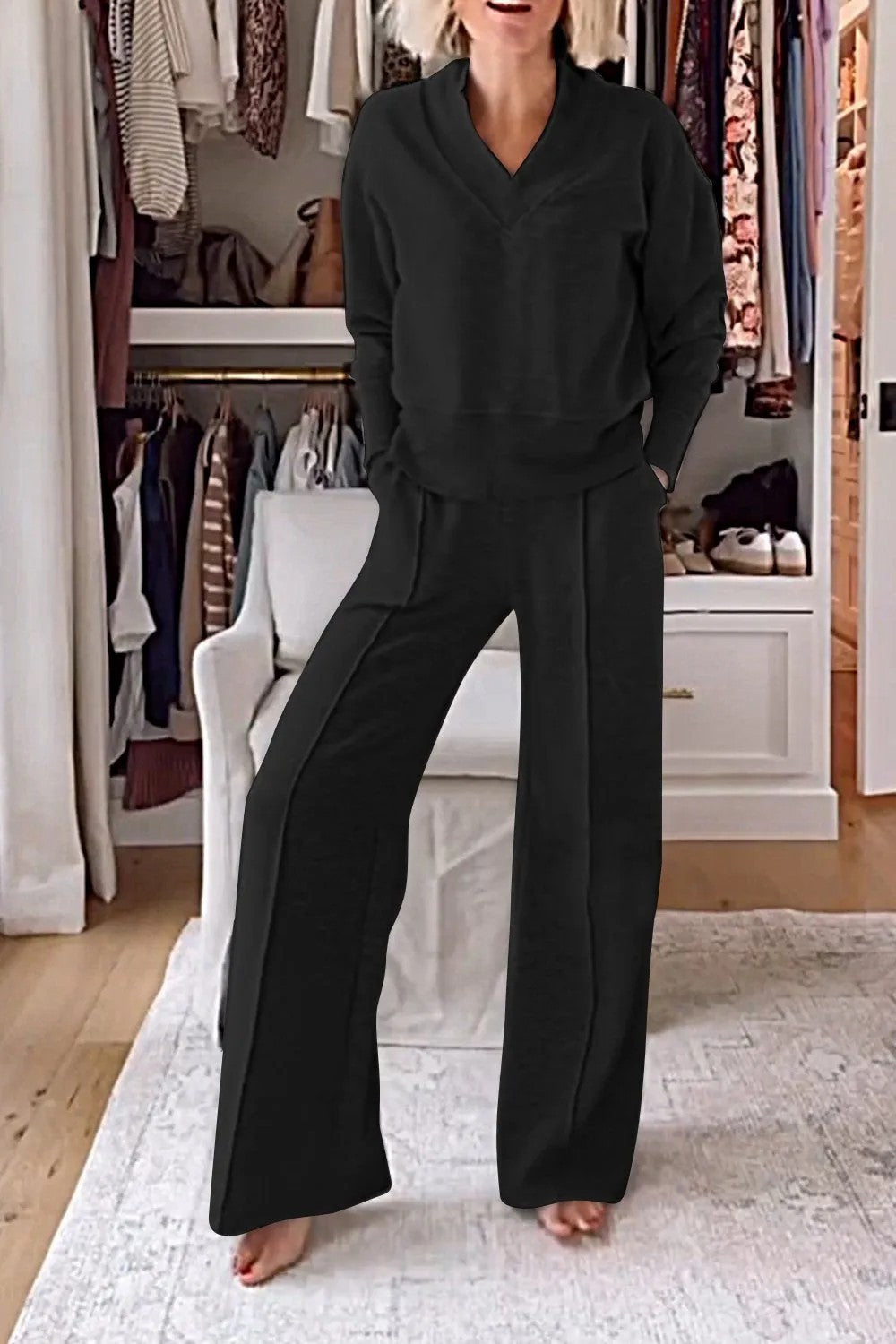 Kvinders komfortable loungewear sæt med V-udskæring og løs pasform Stilla