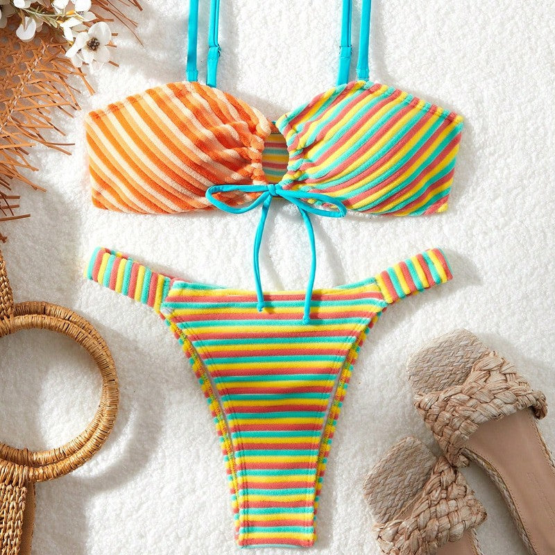 Dame bikinisæt med farverigt stribemønster og fashionable bånd Stilla