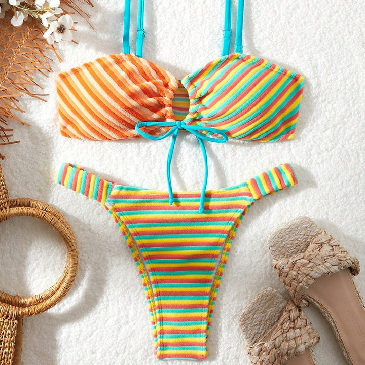 Dame bikinisæt med farverigt stribemønster og fashionable bånd Stilla