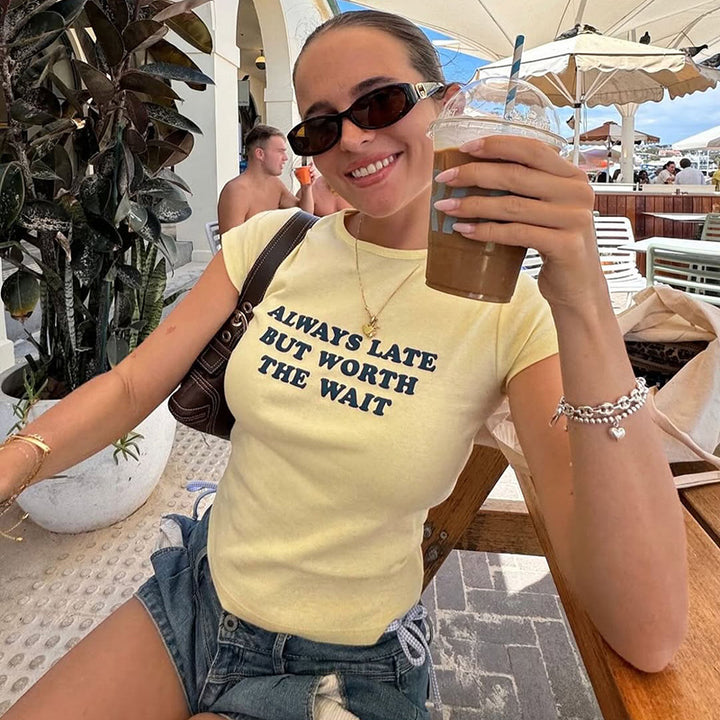 Damer Kort Statement T-Shirt med Rundhalset Udsnit Skovae