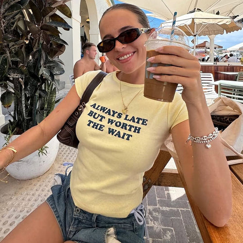 Damer Kort Statement T-Shirt med Rundhalset Udsnit Skovae