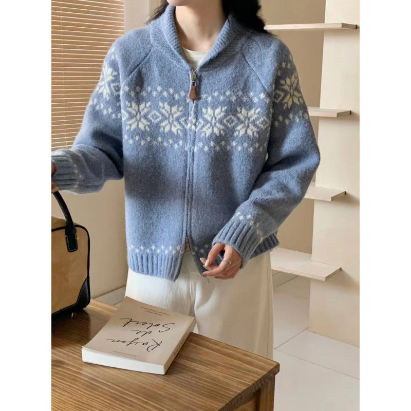 Kvinders cardigan med traditionelt norsk mønster og elegante lynlås detaljer Stilla