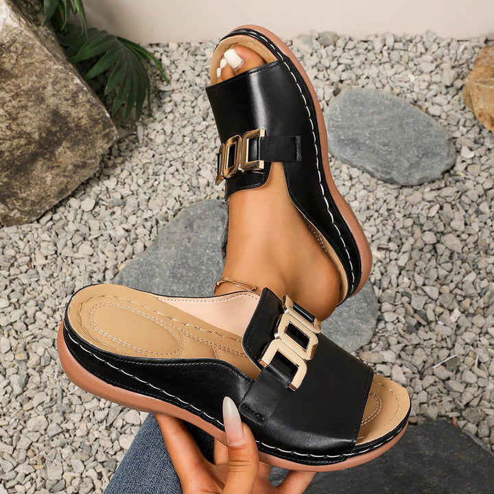Dame Slide-sandaler med moderne design og dekorative spænder Stilla