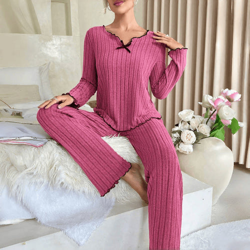 Dame hyggeligt pyjamas-sæt med forholdsmæssige ruffle-detaljer og fin struktur Stilla