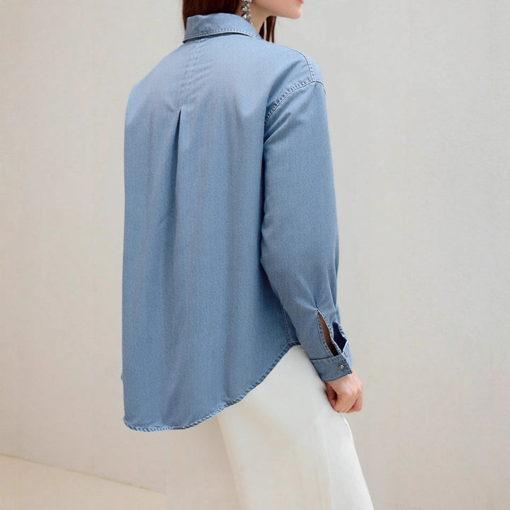 Dame Denim Skjorte med moderne brystlommer og elegant knapstolpe Stilla