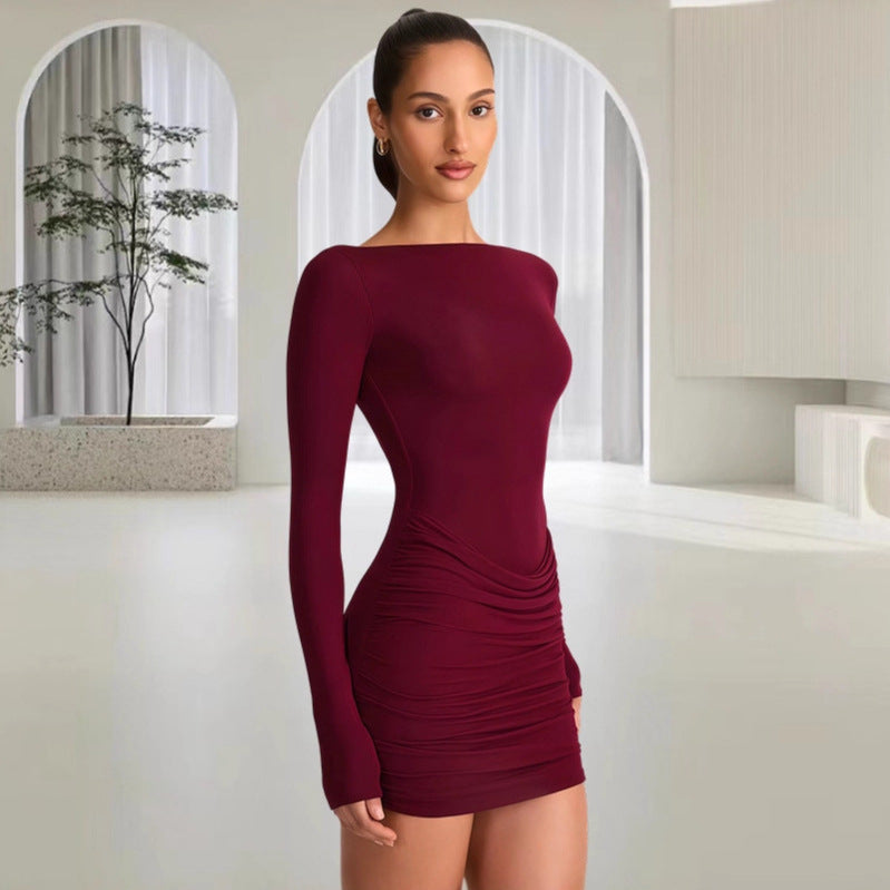 Kvindernes figur-fremhævende mini kjole med off-shoulder design og elegant drapering Skovae