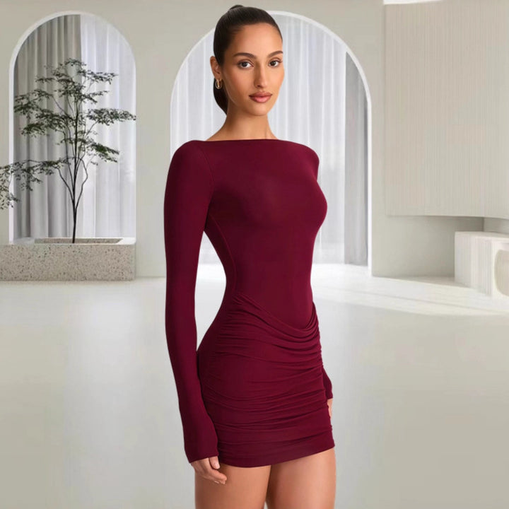 Kvindernes figur-fremhævende mini kjole med off-shoulder design og elegant drapering Skovae
