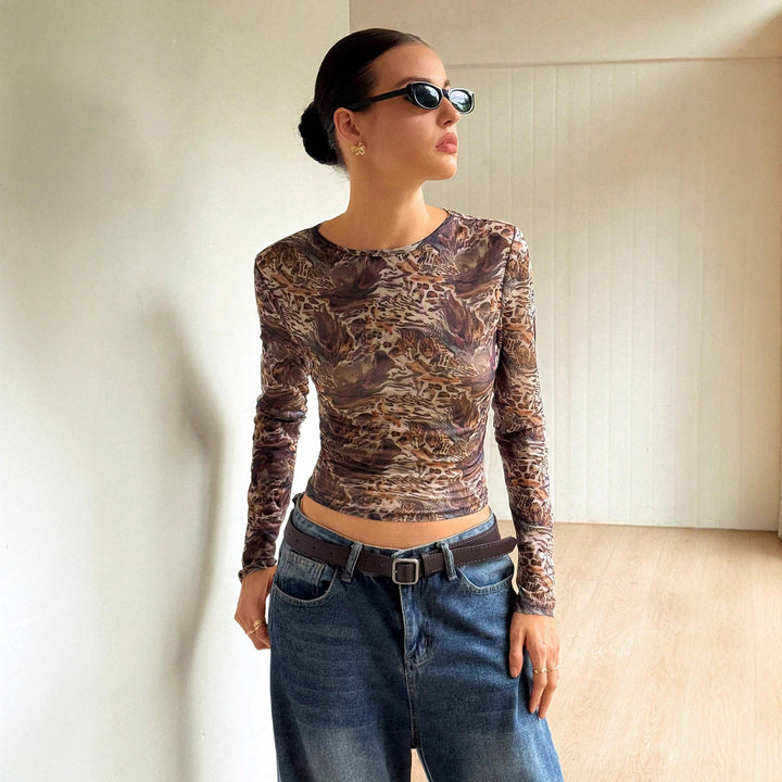 Damer nan slank Stretch-langærmet bluse i fint mesh med abstrakt dyremønster og figursyet cropped-snit Skovae