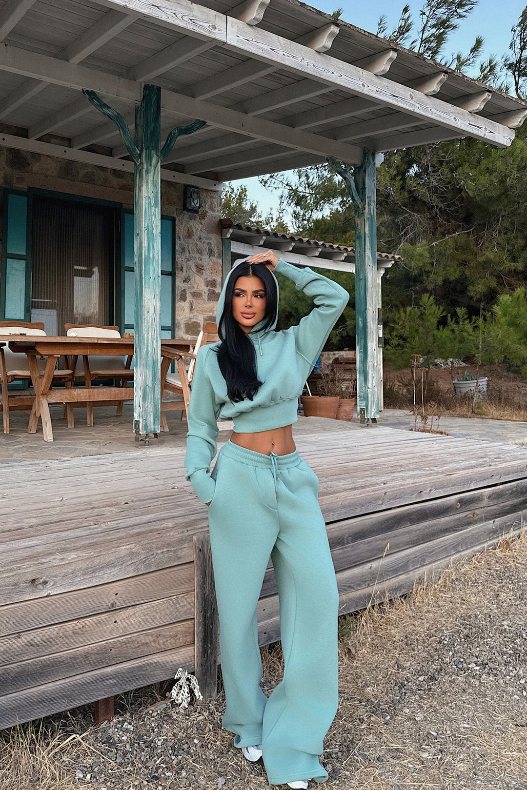 Dame cropped hoodie og løse joggebukser i afslappet design Skovae