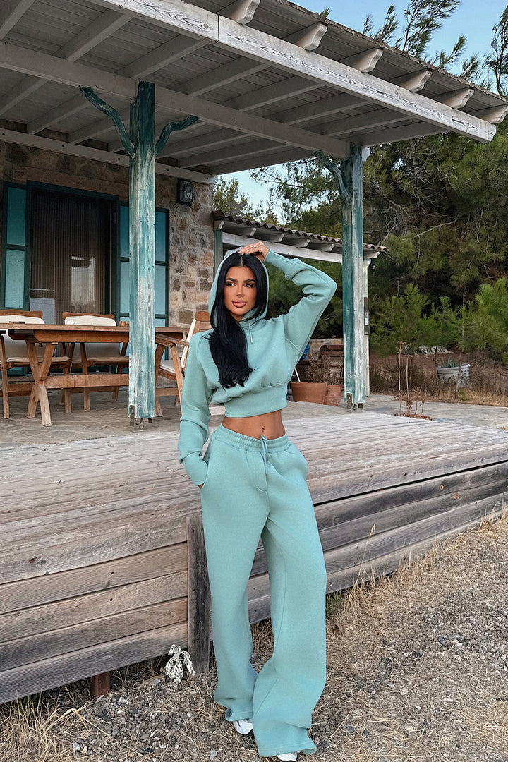 Dame cropped hoodie og løse joggebukser i afslappet design Skovae
