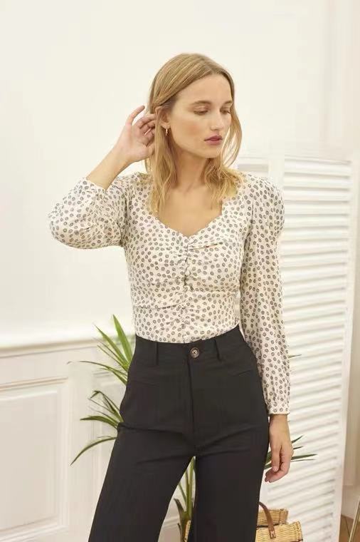 Damebluse med voluminøse ærmer og blomsterdesign Stilla
