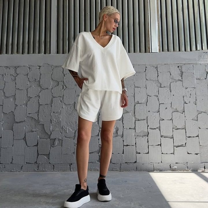 Kvinders afslappede sportsæt med oversized top og komfortable shorts