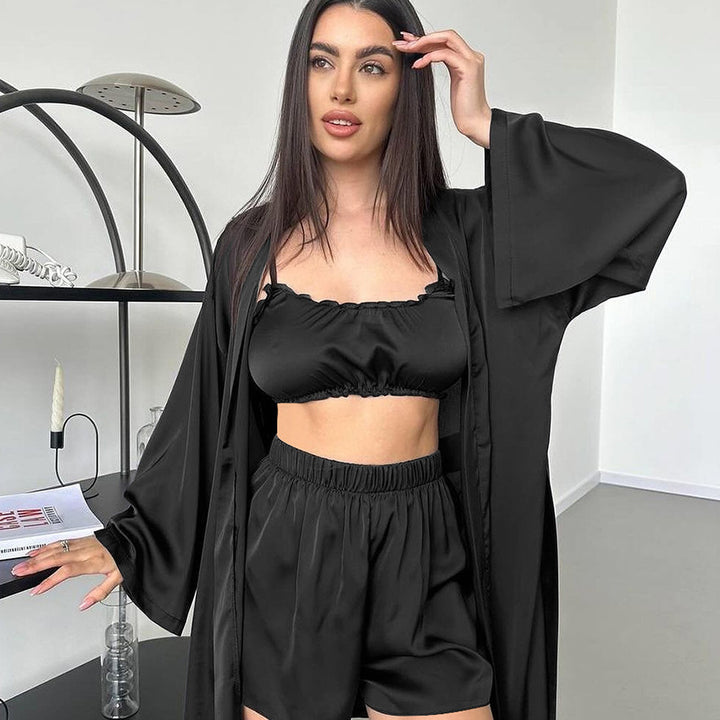 Dame Satin soveoutfit med fine flæsedetaljer og afslappet snit Stilla