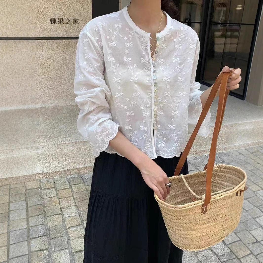 Damebroderet bluse med fine detaljer og elegante puffærmer Stilla