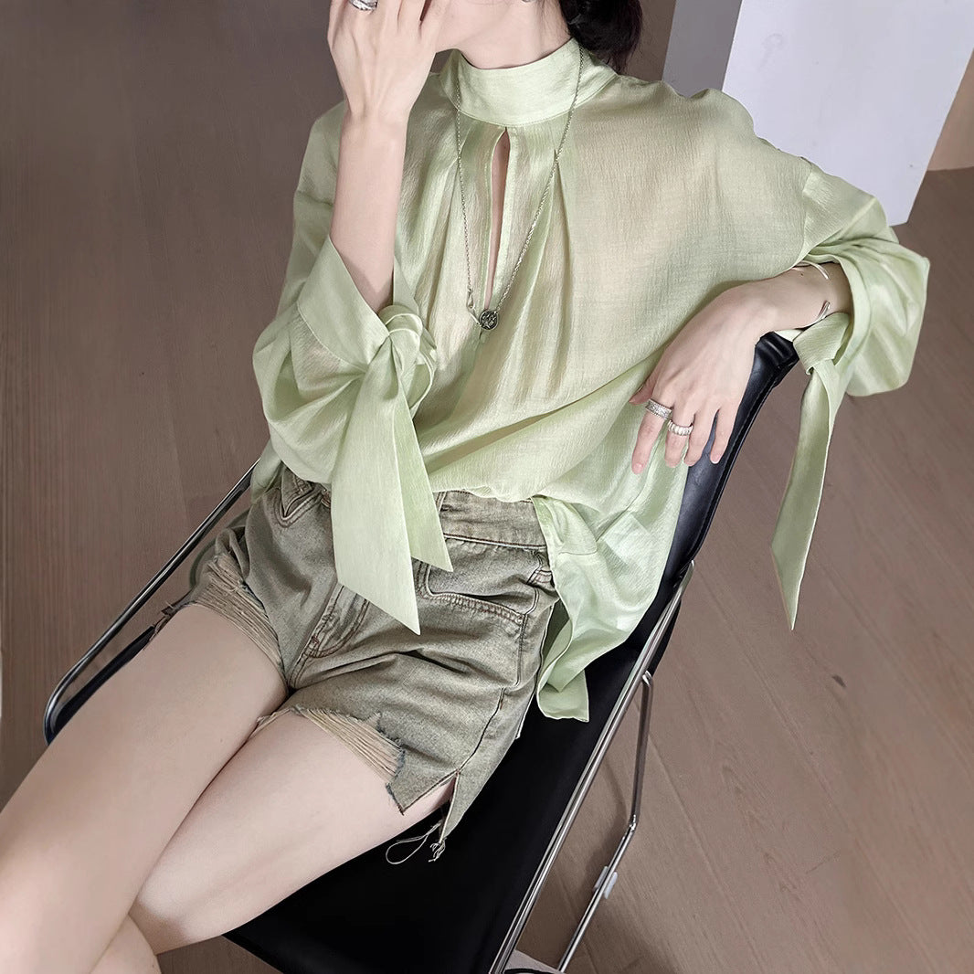 Damebluse med innovative båndærmer og elegant struktur Stilla