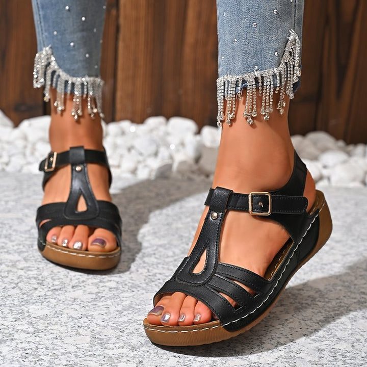 Dame fodbeds-sandaler med justerbar rem og elegant design Stilla