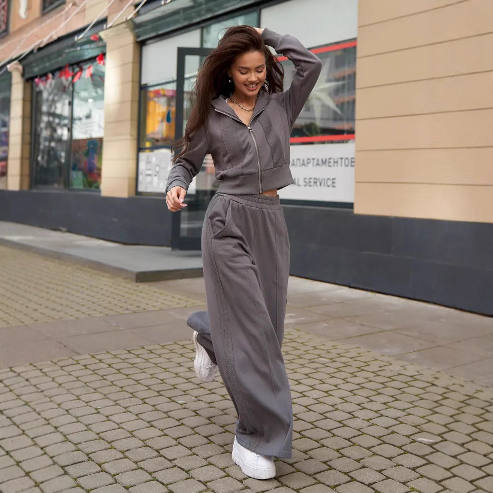 Kvindernes sporty træningsdragt med cropped jakke og elastisk talje Skovae