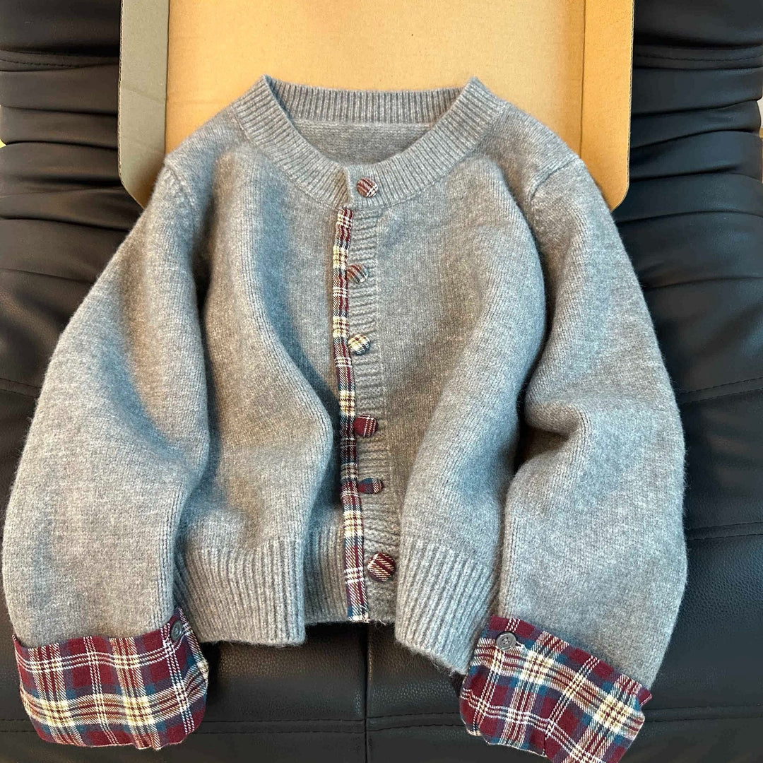 Kvinders fashionable cardigan med ternet mønster og praktiske knapper Stilla