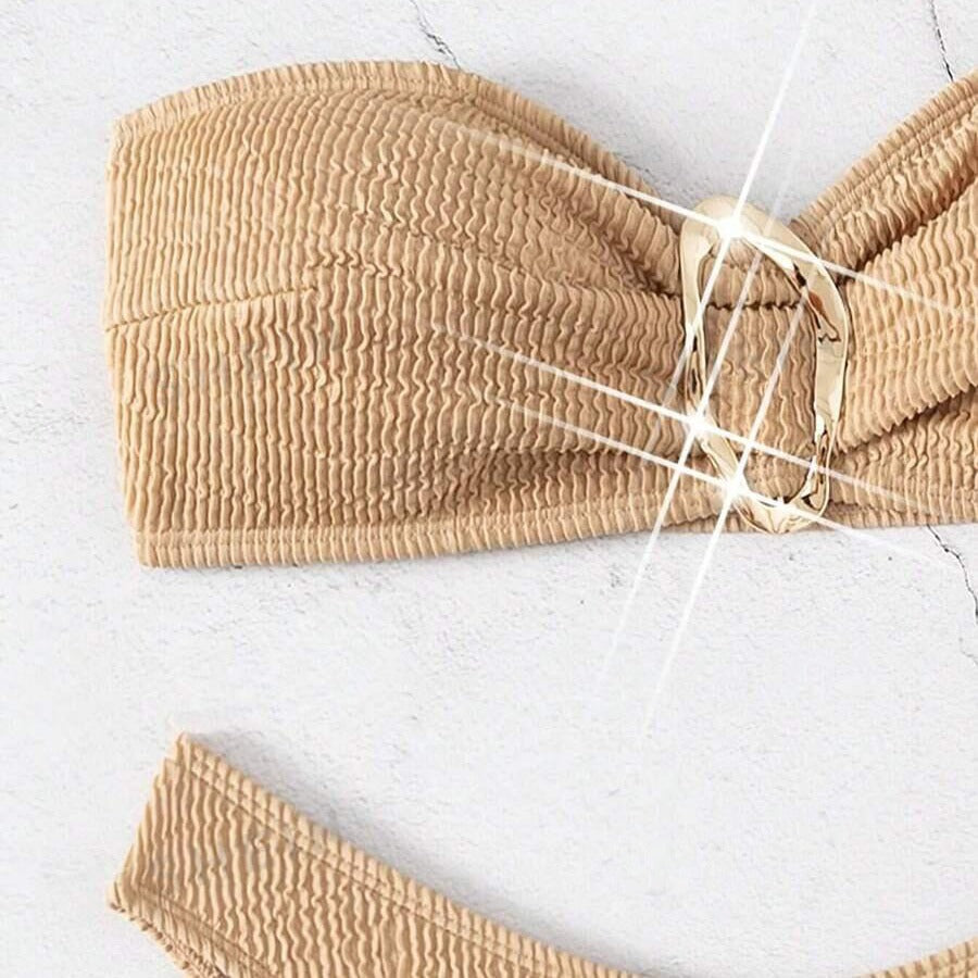 Dame bandeau bikini med moderne knude-design og elegant ringdetalje Skovae