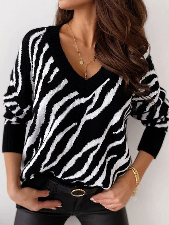 Dame strikket sweater med dyb V-hals og zebra mønster Stilla