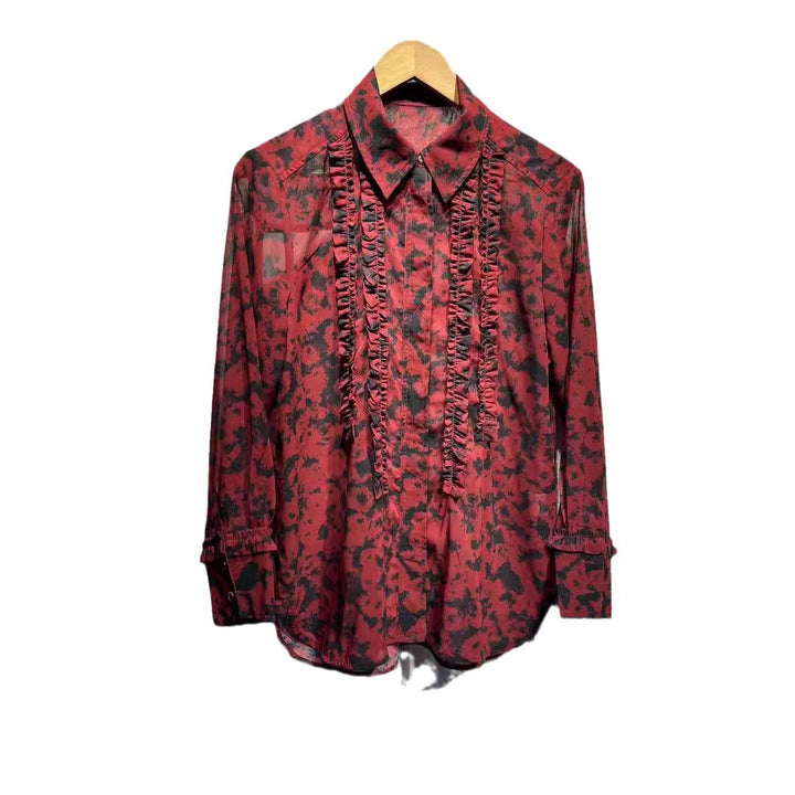 Damebluse med raffinerede flæser og blomstret design Stilla
