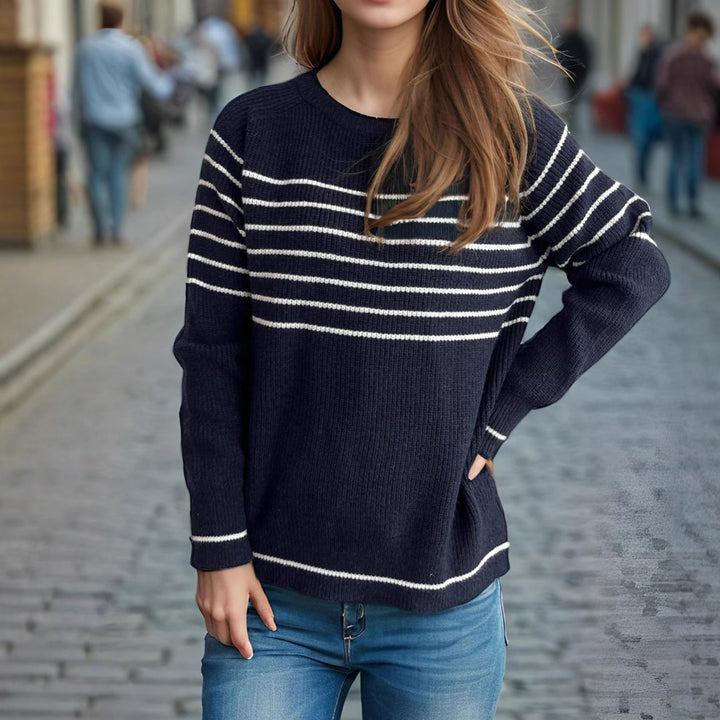 Kvindernes afslappede sweater med maritim stribemønster og blødt stof Stilla