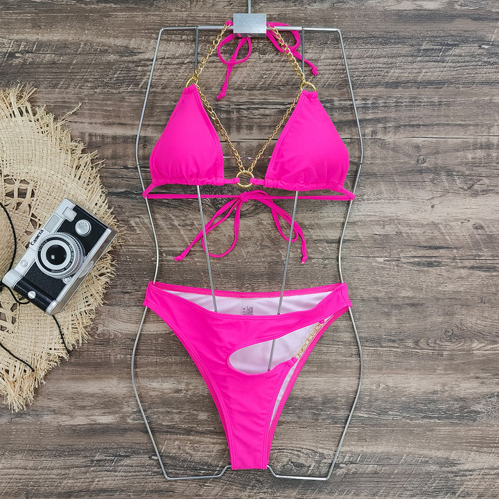 Dame bikini-sæt med charmerende kædeudsmykning og innovativt cut-out-design Stilla