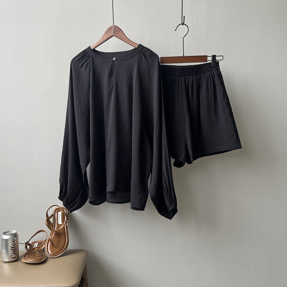 Dame sæt bestående af afslappet, luftig overdel og shorts med elastisk talje Stilla