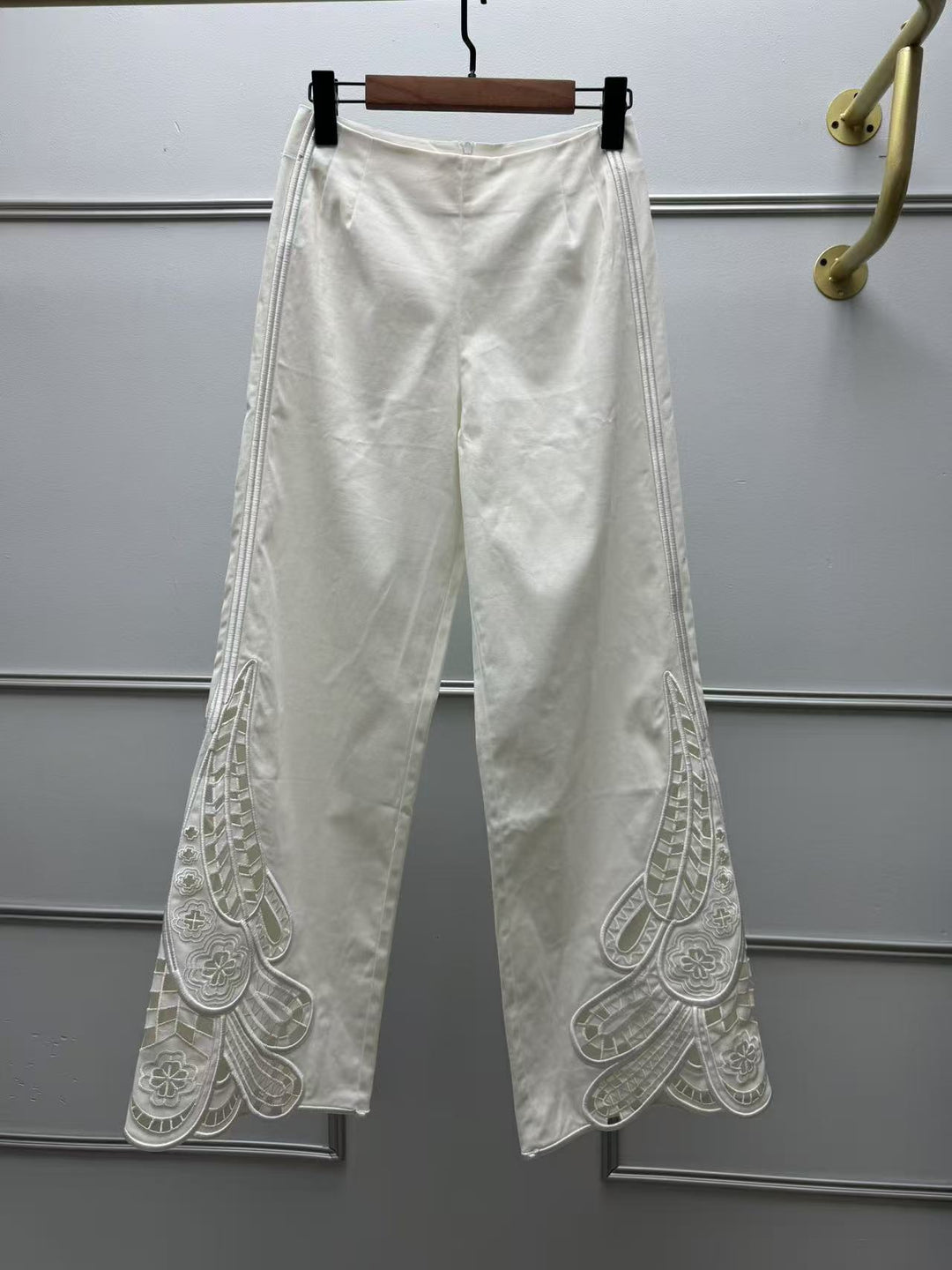 Dame ærmeløs top med kunstnerisk broderedesign og elegante detaljer Stilla