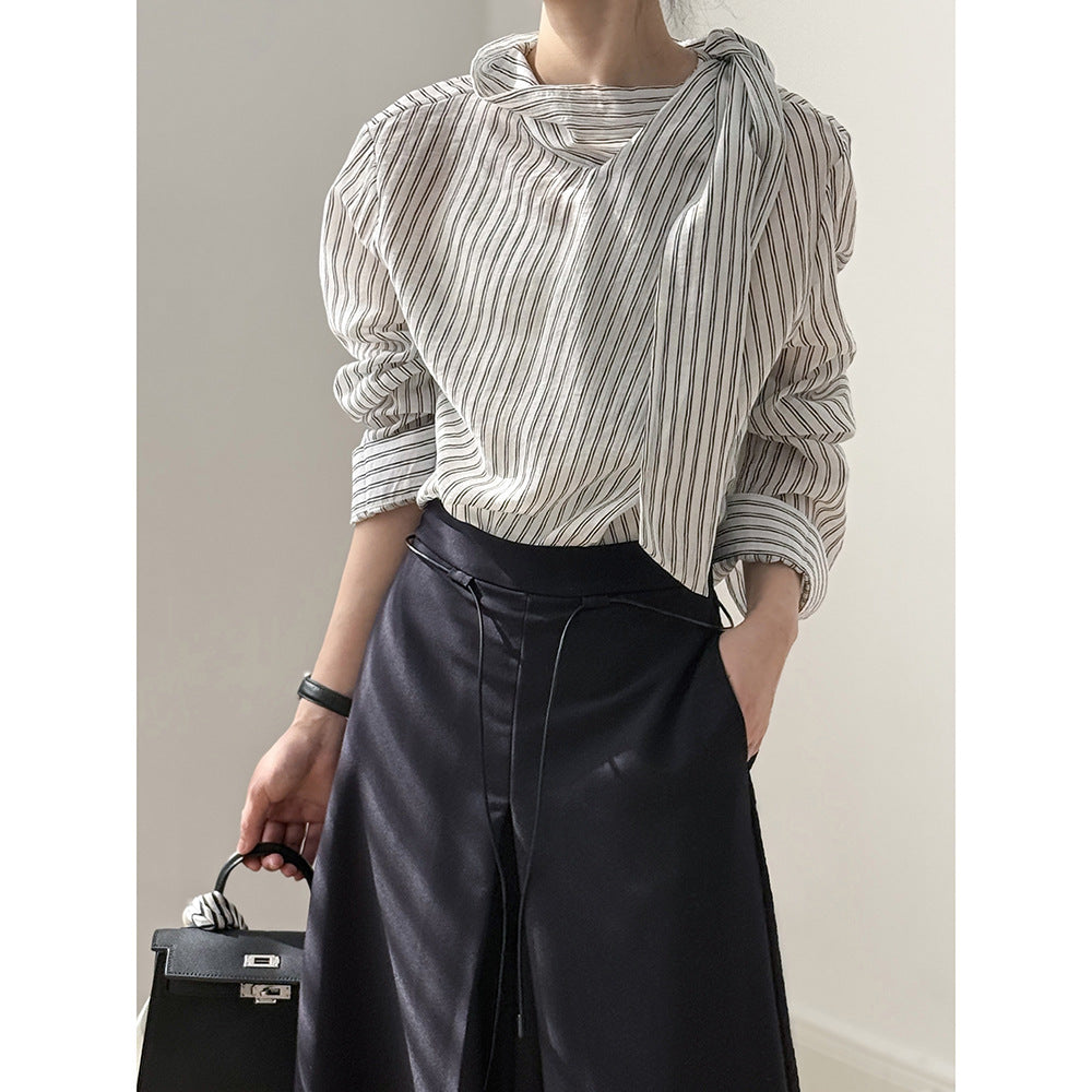 Dame stribet bluse med innovativt indpakningsdesign og moderigtige detaljer Stilla