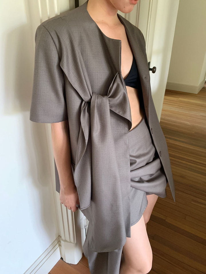 Dame Blazer-kjole med raffineret indpakningsdesign og asymmetrisk detaljer Stilla