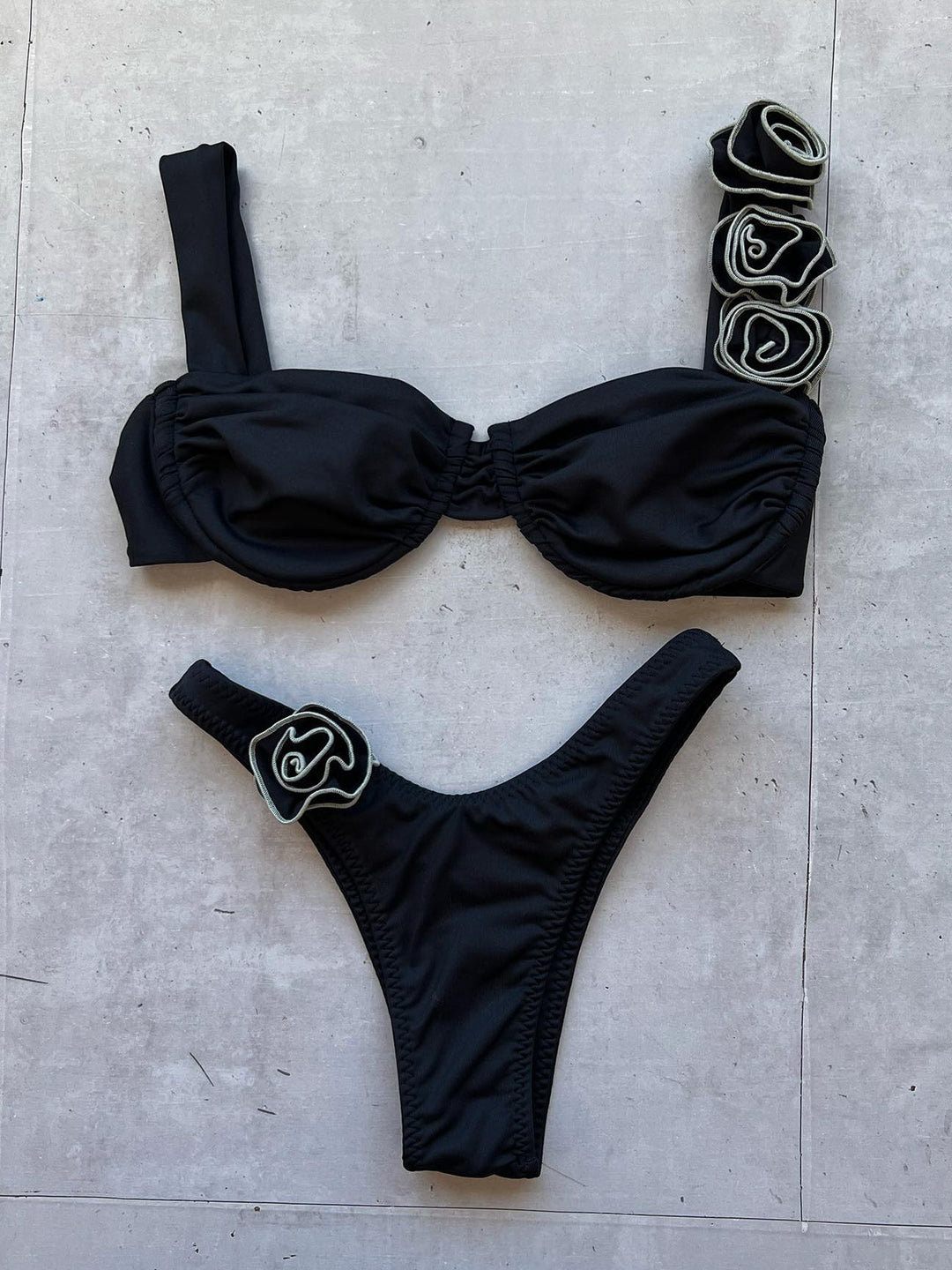 Dame bikini med blomsterapplikationer Skovae
