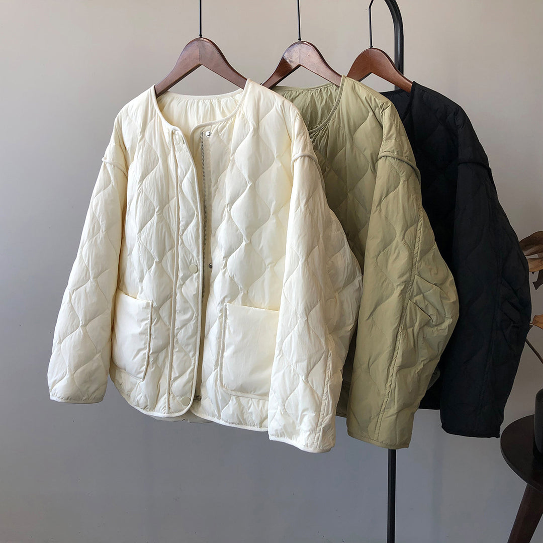 Dame kort skåret quiltet jakke med praktiske lommer og minimalistiske detaljer Stilla