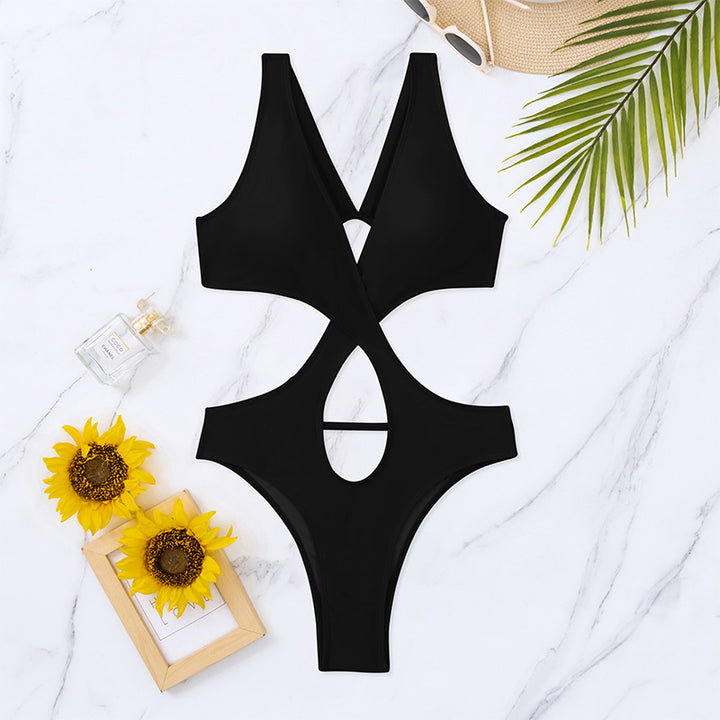 Dame One-piece badedragt med moderne cut-out og krydsdesign Stilla