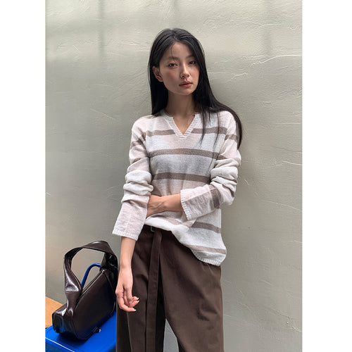 Dame strikket sweater med V-hals og asymmetrisk stribemønster Stilla