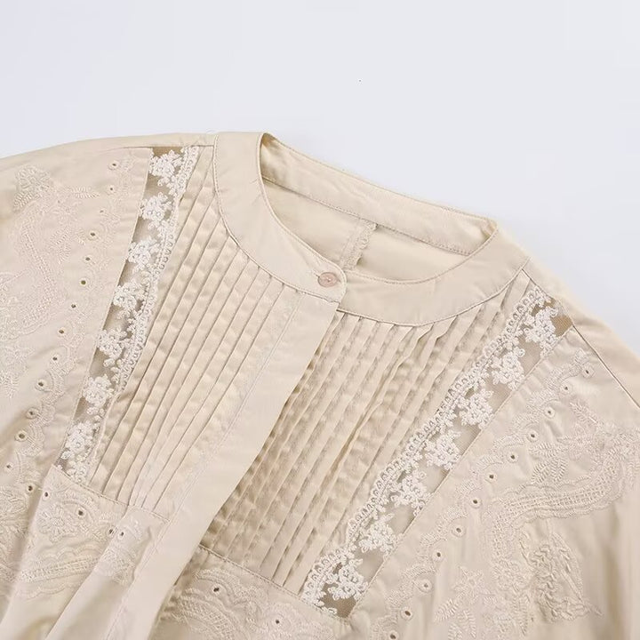 Damebluse med raffinerede spids- og folderelementer Skovae