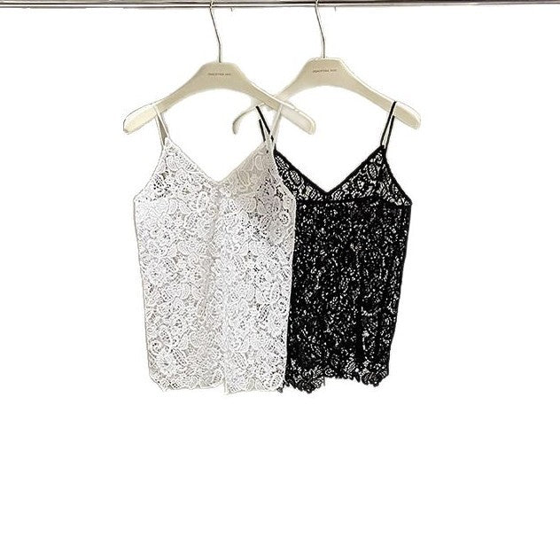 Dame spids-cami-top med justerbare stropper og fin blomsterbroderi Stilla