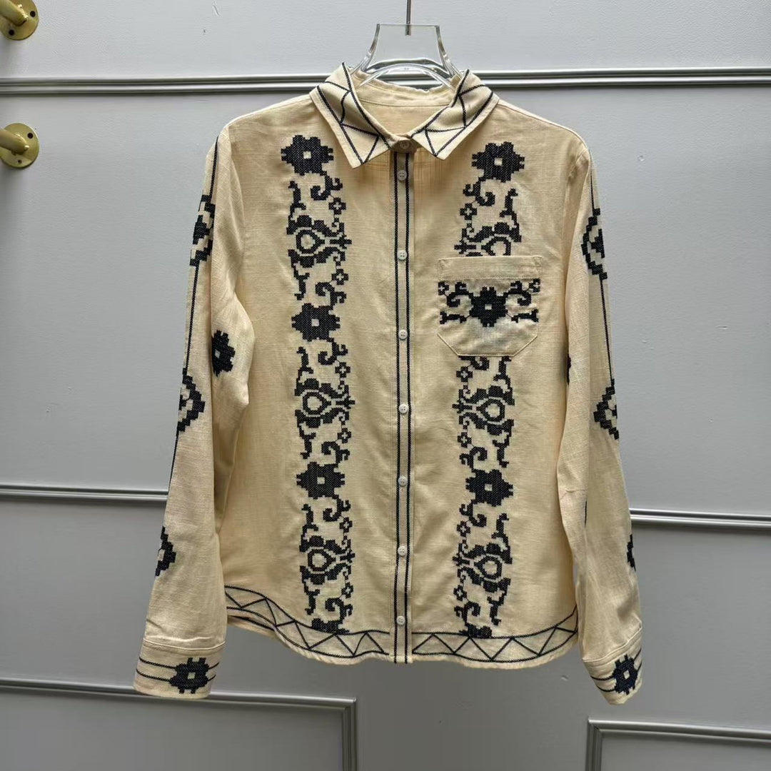 Damebluse med kunstneriske broderier og klassisk krave Stilla