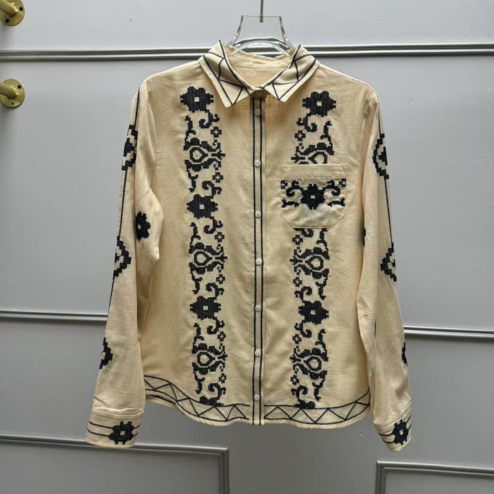 Damebluse med kunstneriske broderier og klassisk krave Stilla