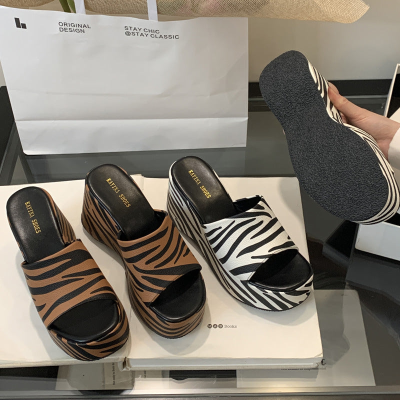 Dame Plateau-Mules med trendy dyremønster og komfortabelt fodseng Stilla