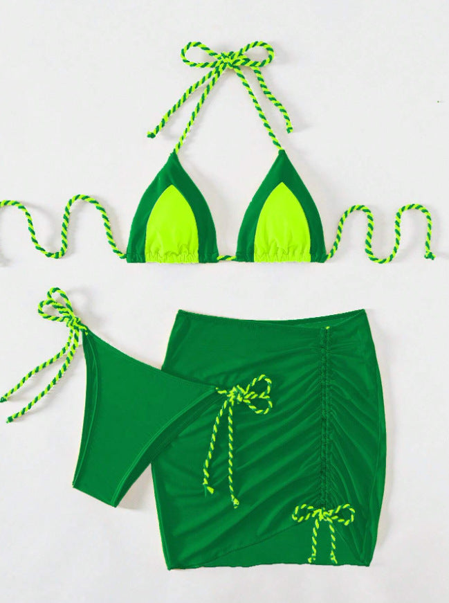 Dame bikini sæt med raffineret indpakningsskørt og farverigt knude-design Stilla