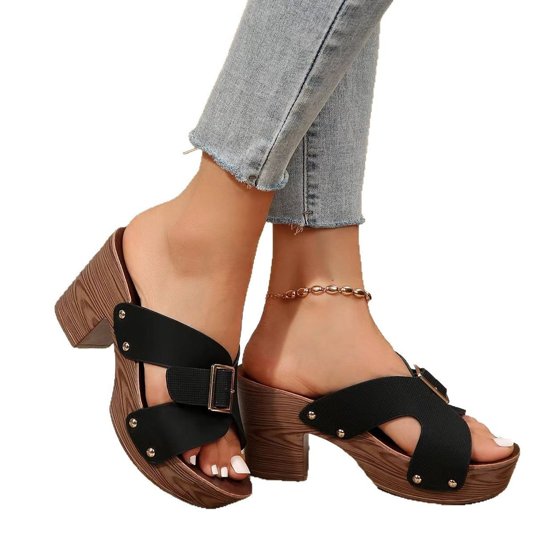 Dame Plateau-sandaler med justerbar rem og fashionable nitter Stilla