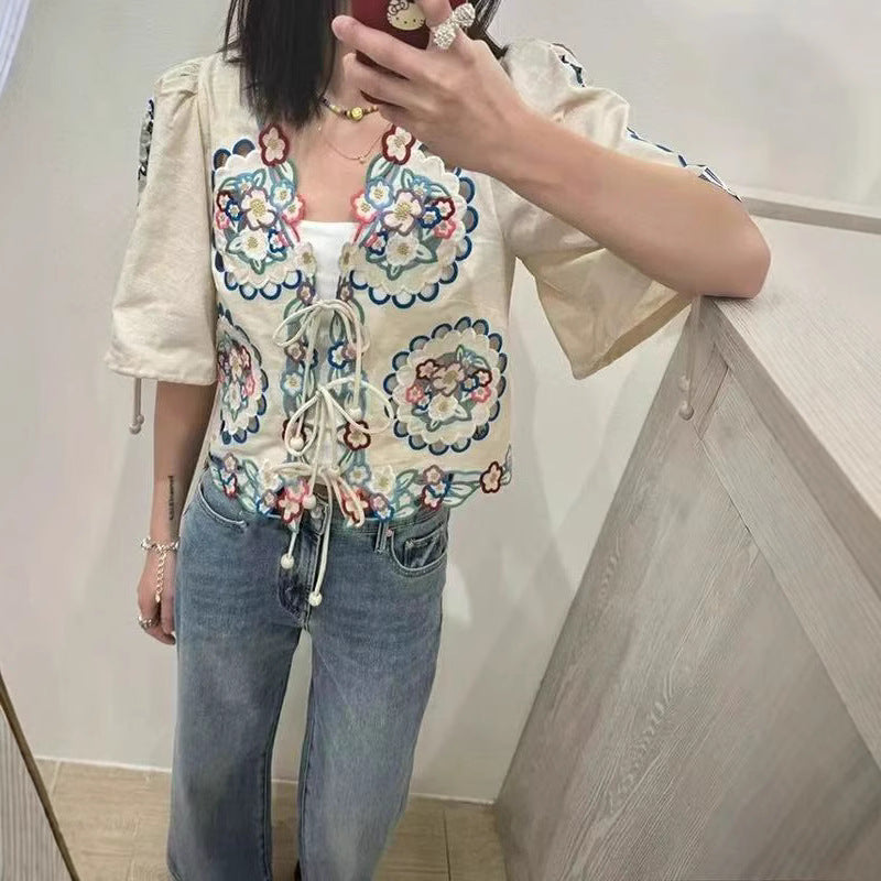 Dame broderet bluse med løs pasform og elegante flæsedetaljer Stilla