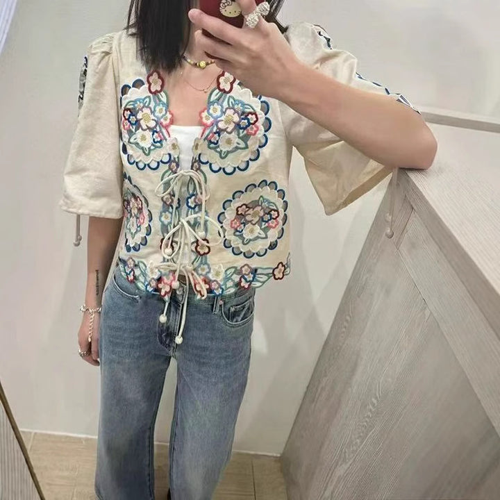 Dame broderet bluse med løs pasform og elegante flæsedetaljer Stilla