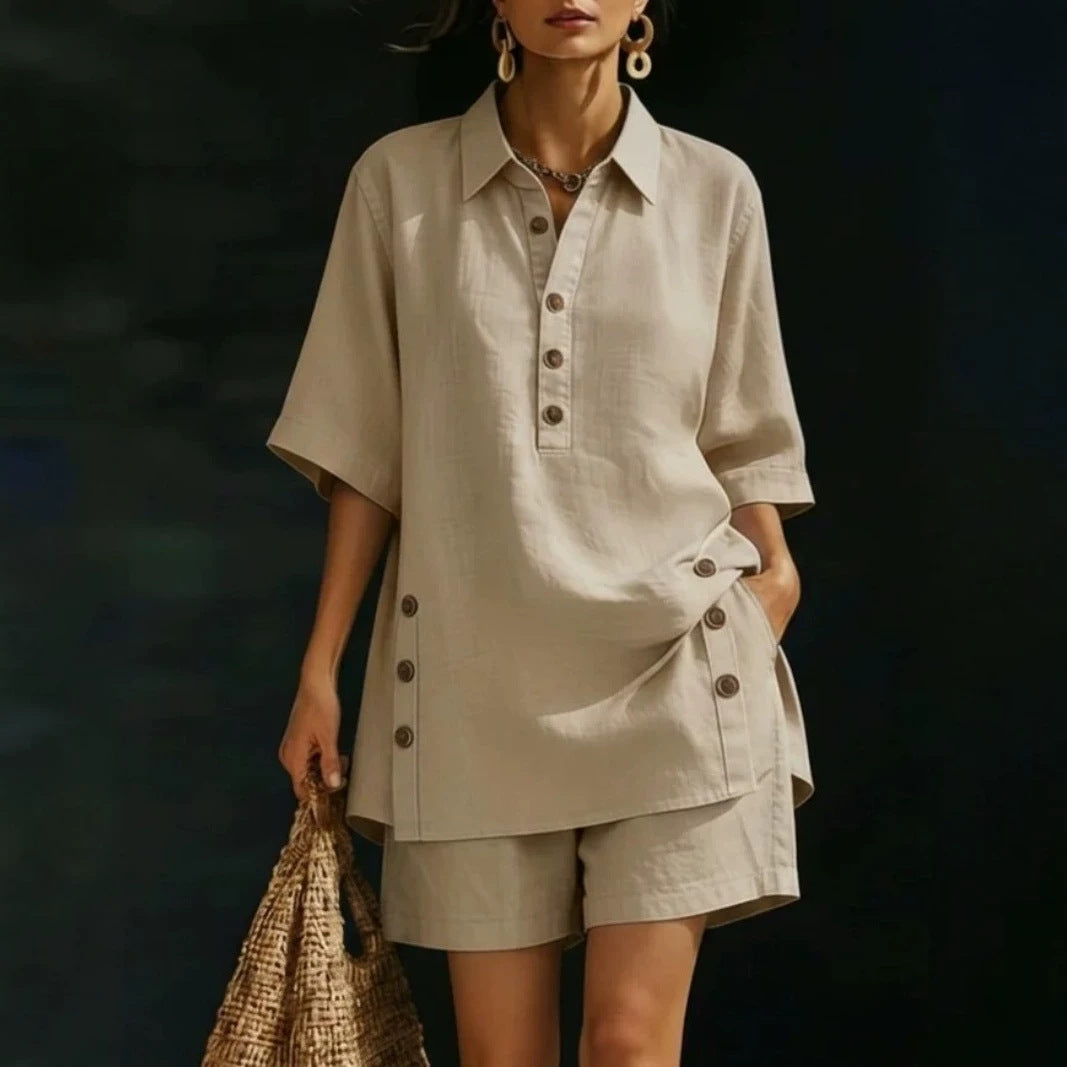 Dame i let hørstil-lignende todelt sæt med oversized skjorte, knaplukning og bermuda-shorts Skovae
