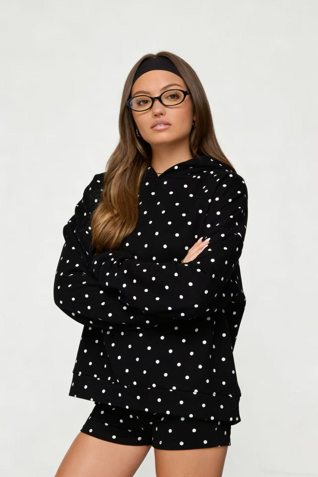 Dame nan prikket komfort-sæt med hættesweatshirt, kængurulomme og shorts Skovae