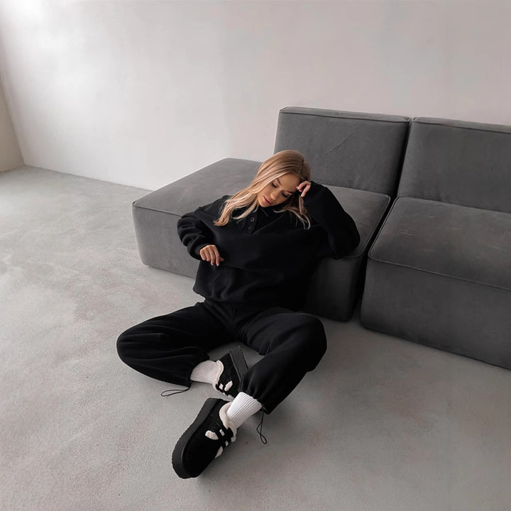 Kvinders sporty loungewear sæt med brede bukser og modeskjorte